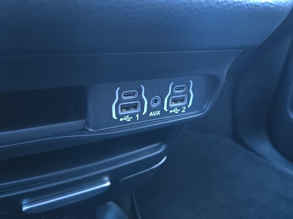 Used 2025 Chrysler Pacifica Select image 55