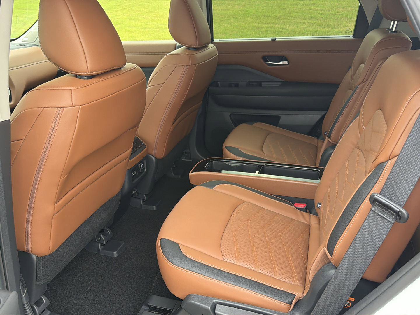 Used 2025 Nissan Pathfinder Platinum FWD image 11