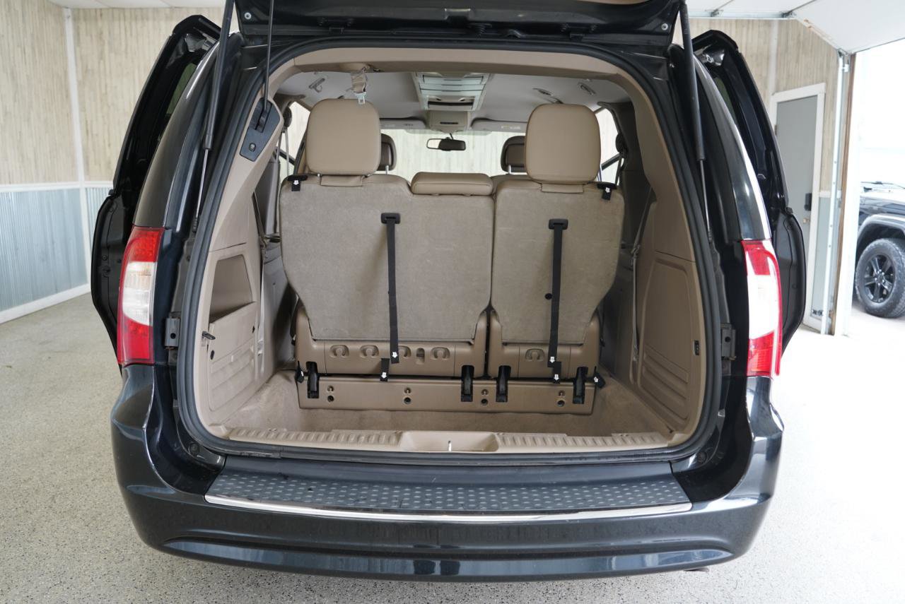 Used 2016 Chrysler Town & Country Touring FWD image 36