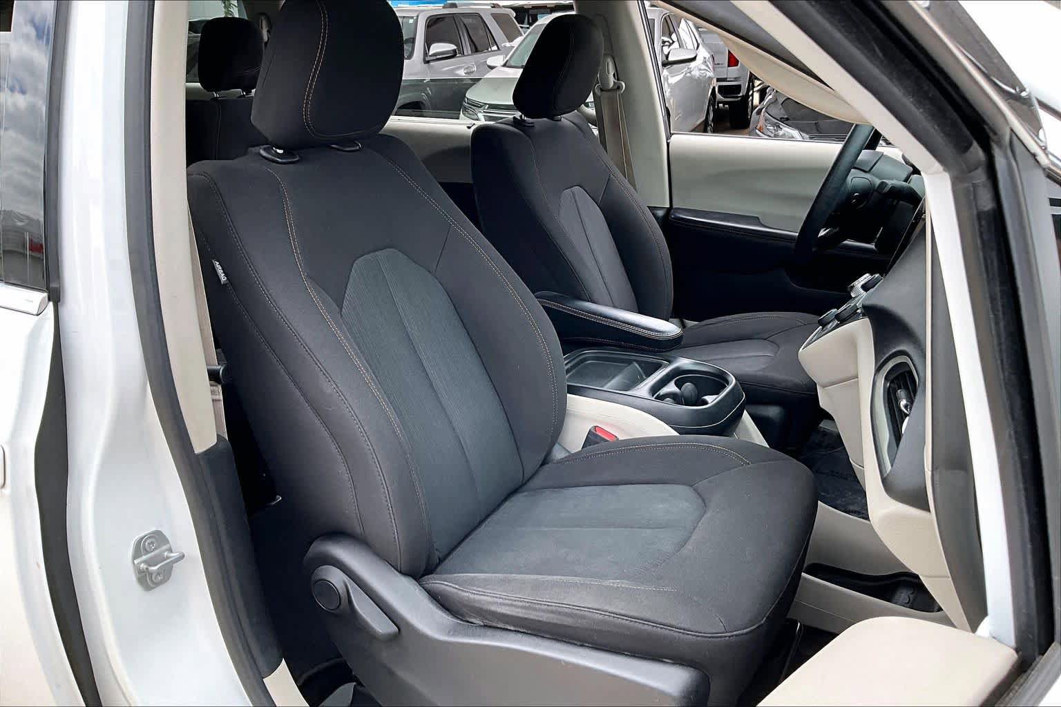 Used 2020 Chrysler Pacifica Touring FWD image 8