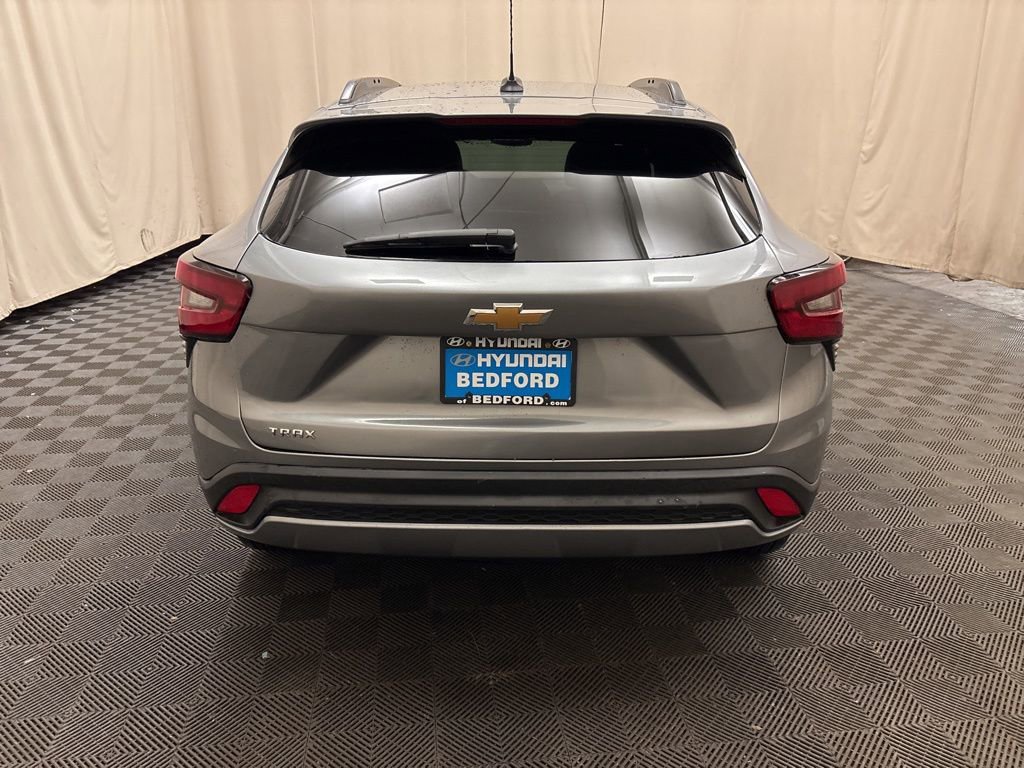 Used 2025 Chevrolet Trax LT w/ LT Convenience Package image 6