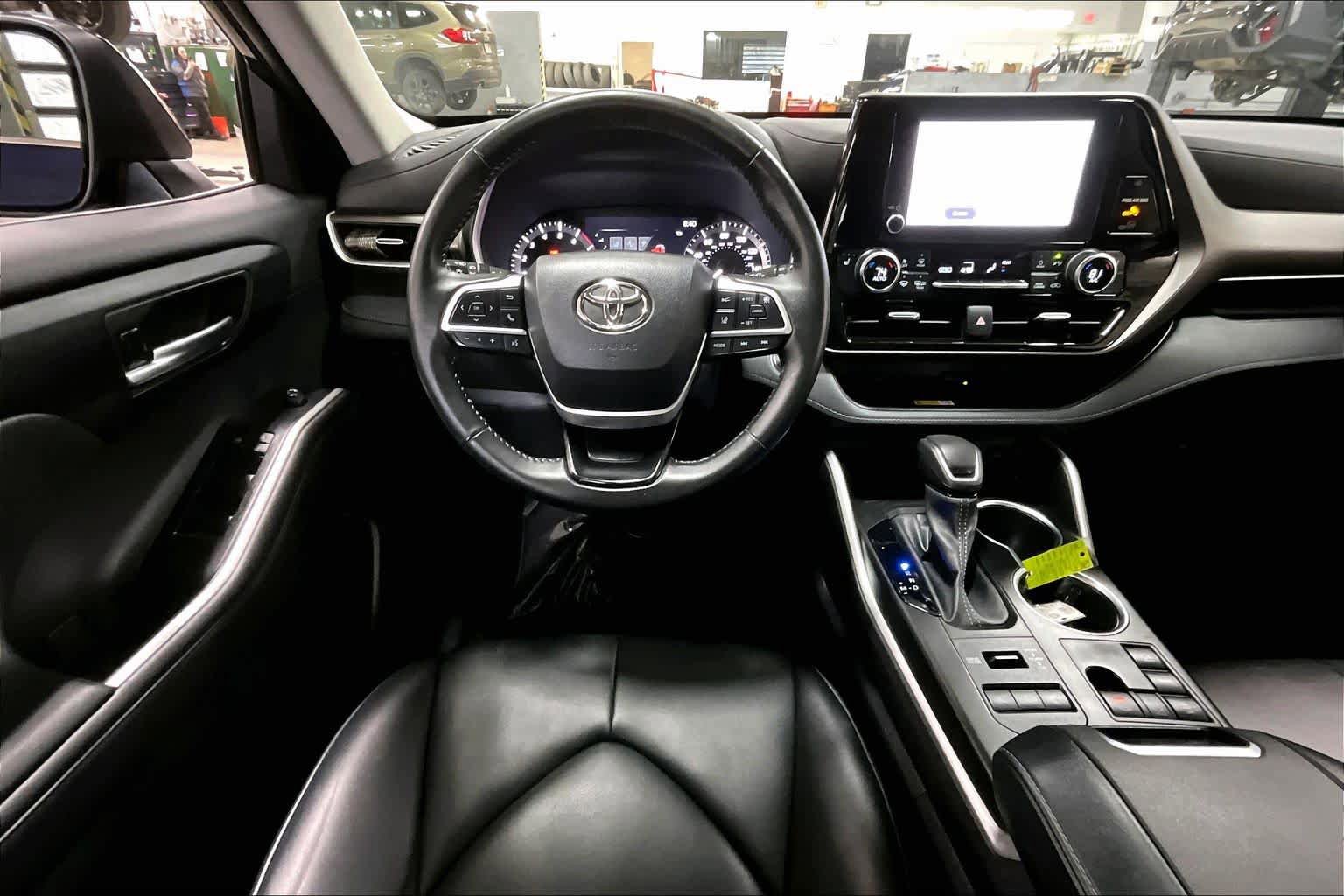 Used 2023 Toyota Highlander XLE AWD/4WD image 6