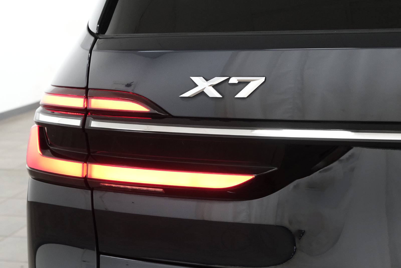 Used 2025 BMW X7 xDrive40i w/ M Sport Package AWD/4WD image 5