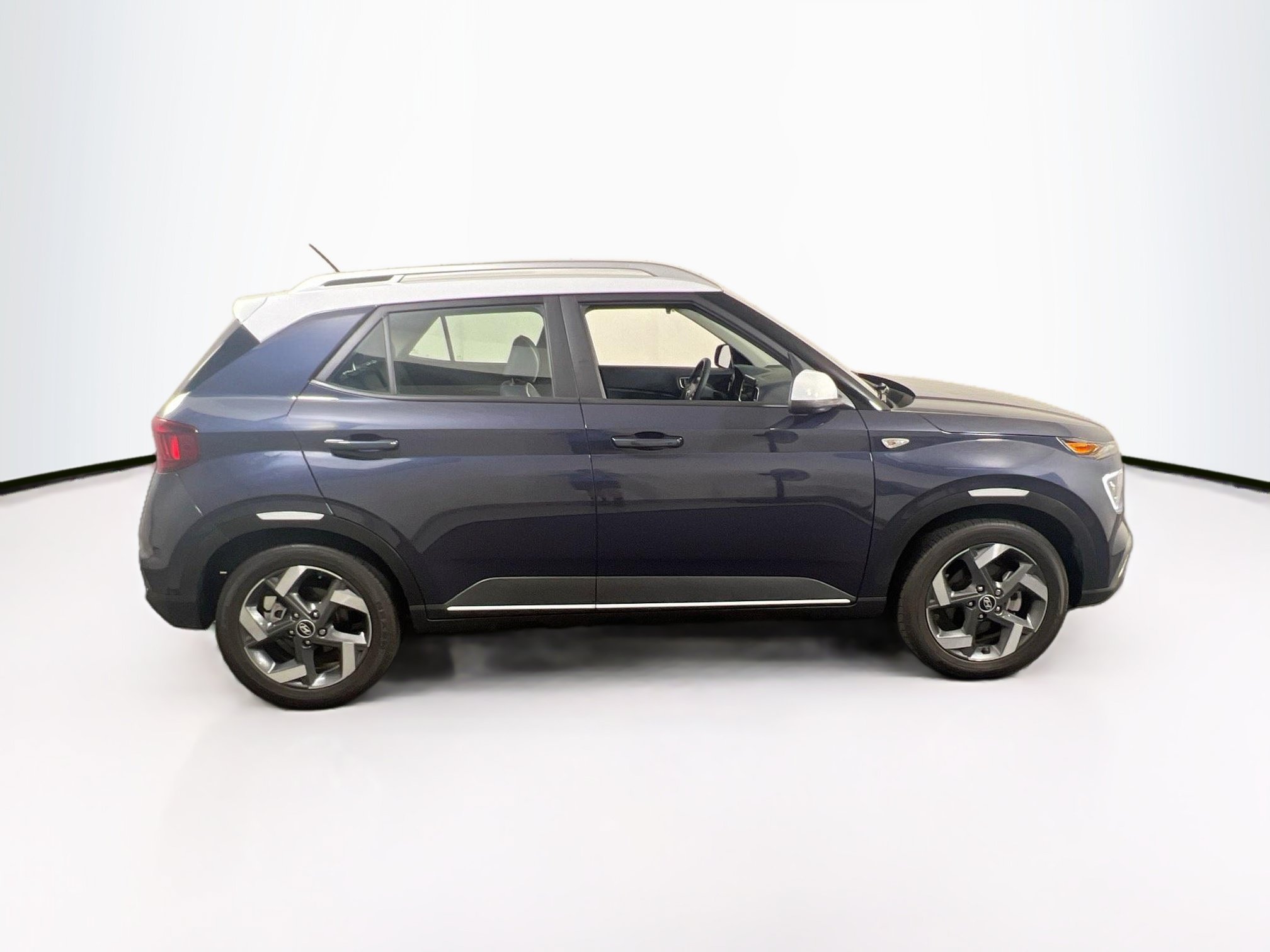 Used 2023 Hyundai Venue Limited FWD image 4
