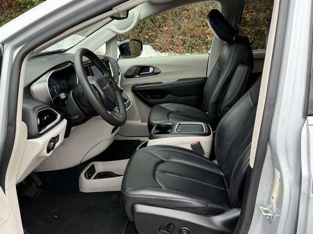 Used 2024 Chrysler Pacifica Touring-L image 10