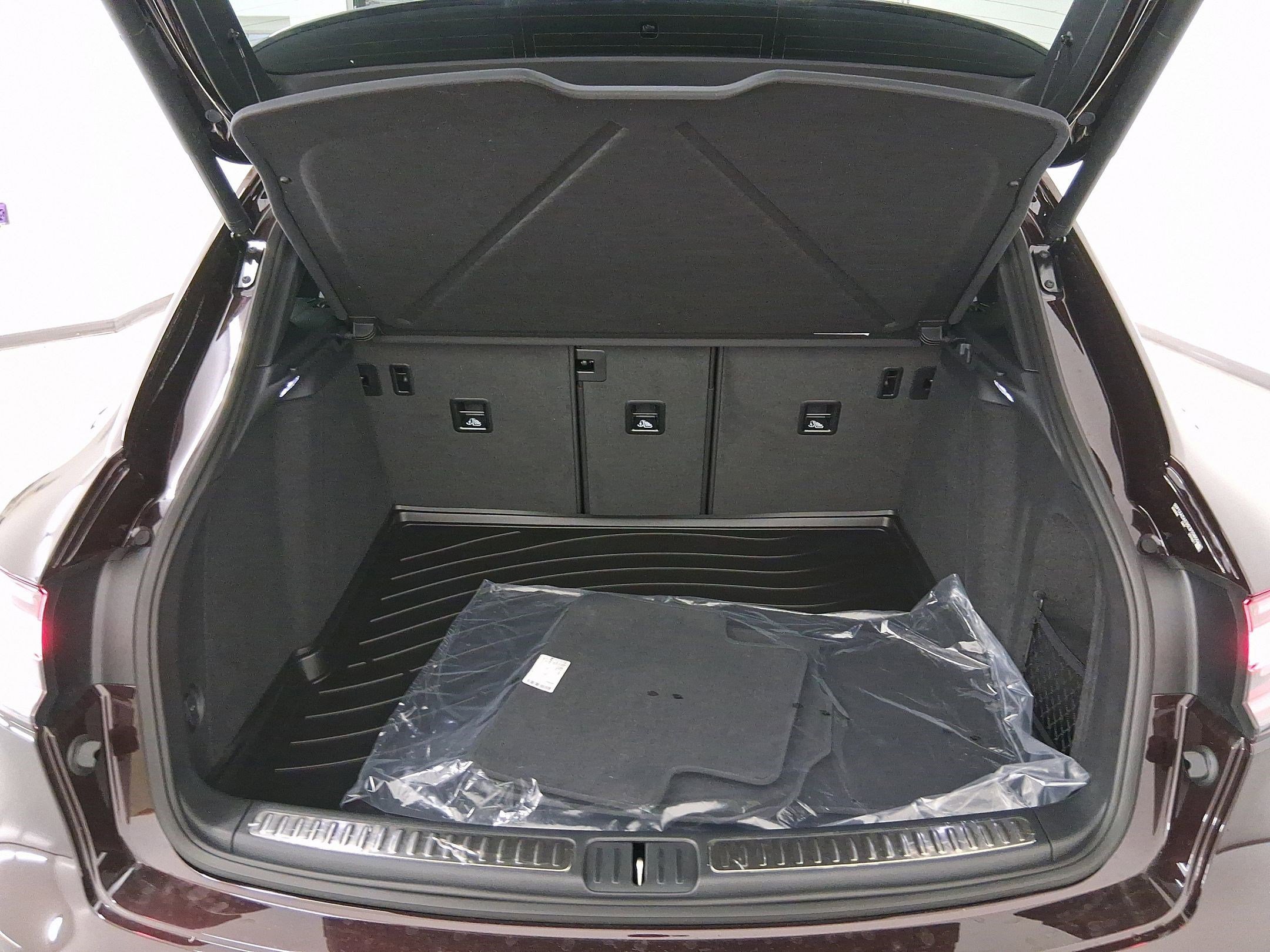 Used 2025 Porsche Macan image 32