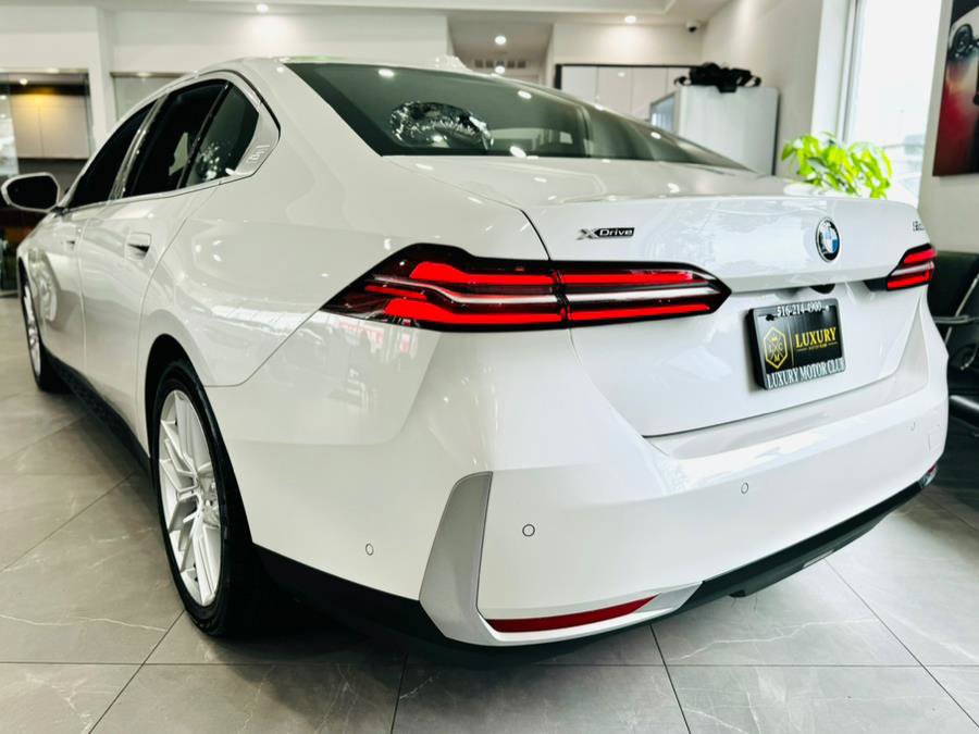 Used 2025 BMW 530i xDrive w/ Premium Package image 5