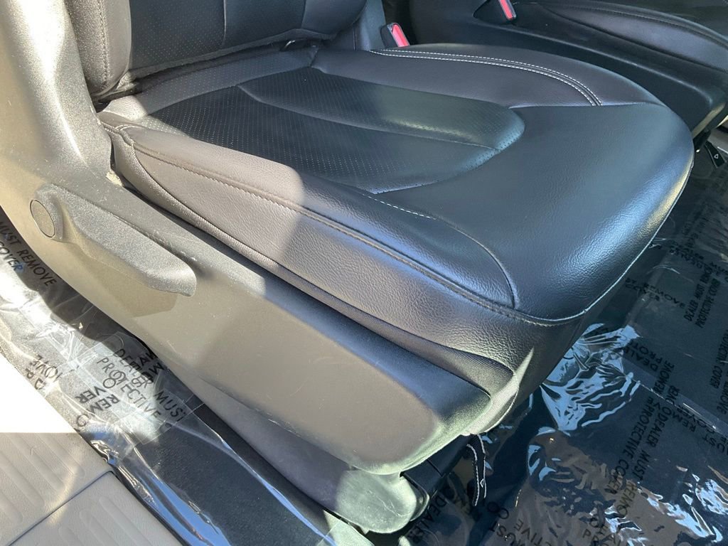 Used 2022 Chrysler Pacifica Touring-L w/ Uconnect Theater Family Group image 58