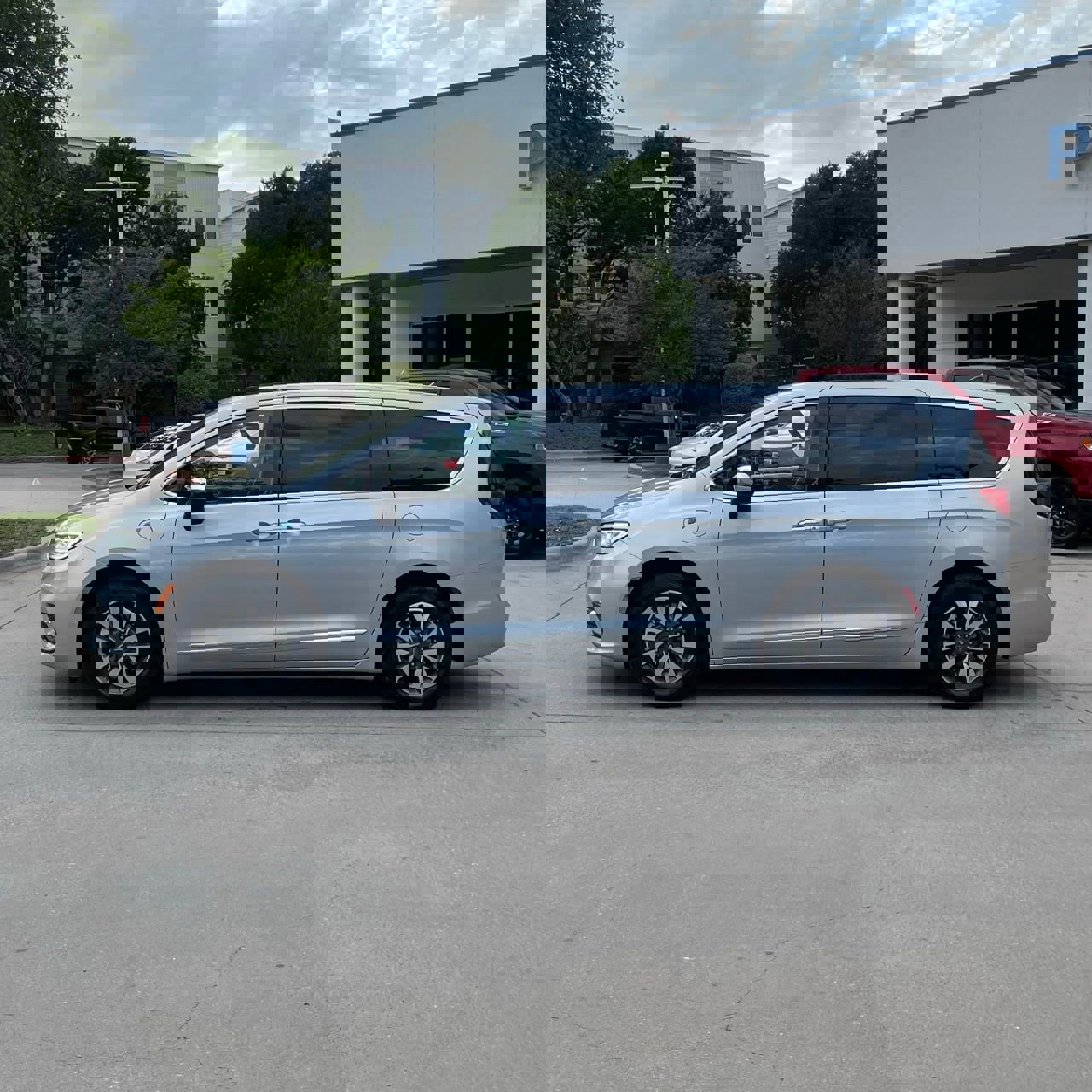 Used 2023 Chrysler Pacifica Limited image 3