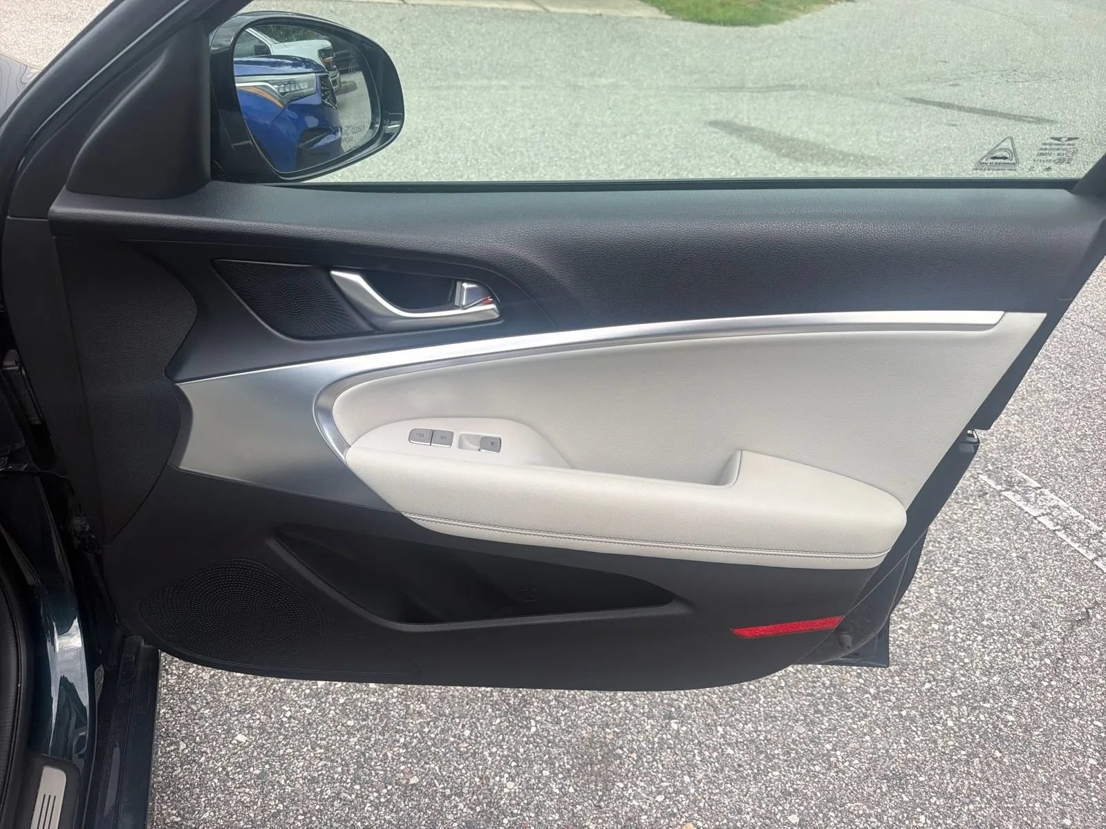 Used 2025 Genesis G70 2.5T RWD image 25