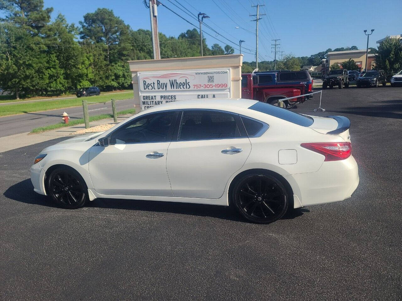 Used 2017 Nissan Altima 2.5 SR w/ Midnight Edition Package FWD image 4