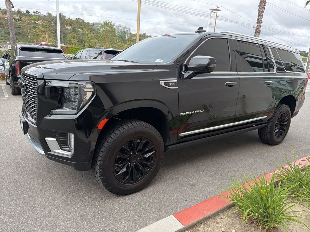 Used 2021 GMC Yukon XL Denali w/ Denali Premium Package image 3