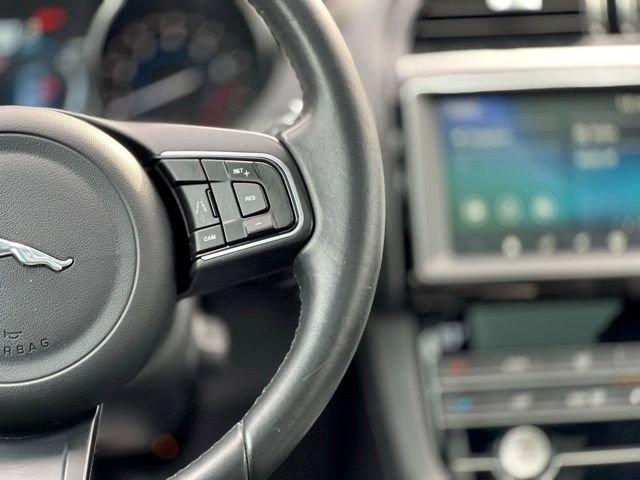 Used 2020 Jaguar F-PACE Premium image 35