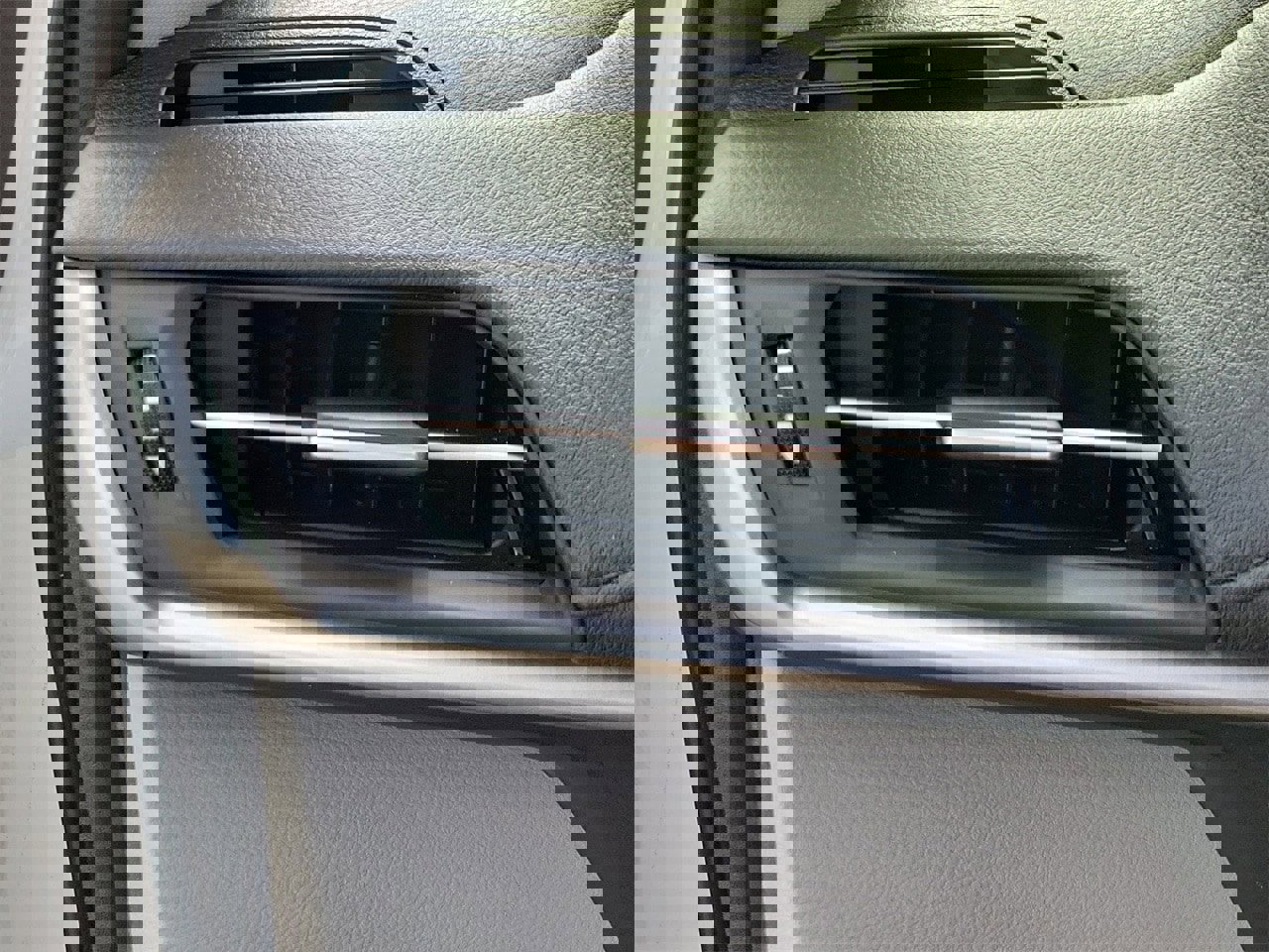 Used 2024 Toyota Sienna Limited image 33