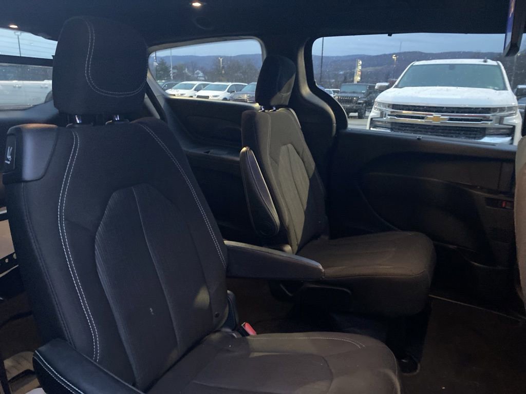 Certified 2020 Chrysler Pacifica Touring w/ S Appearance Package image 11