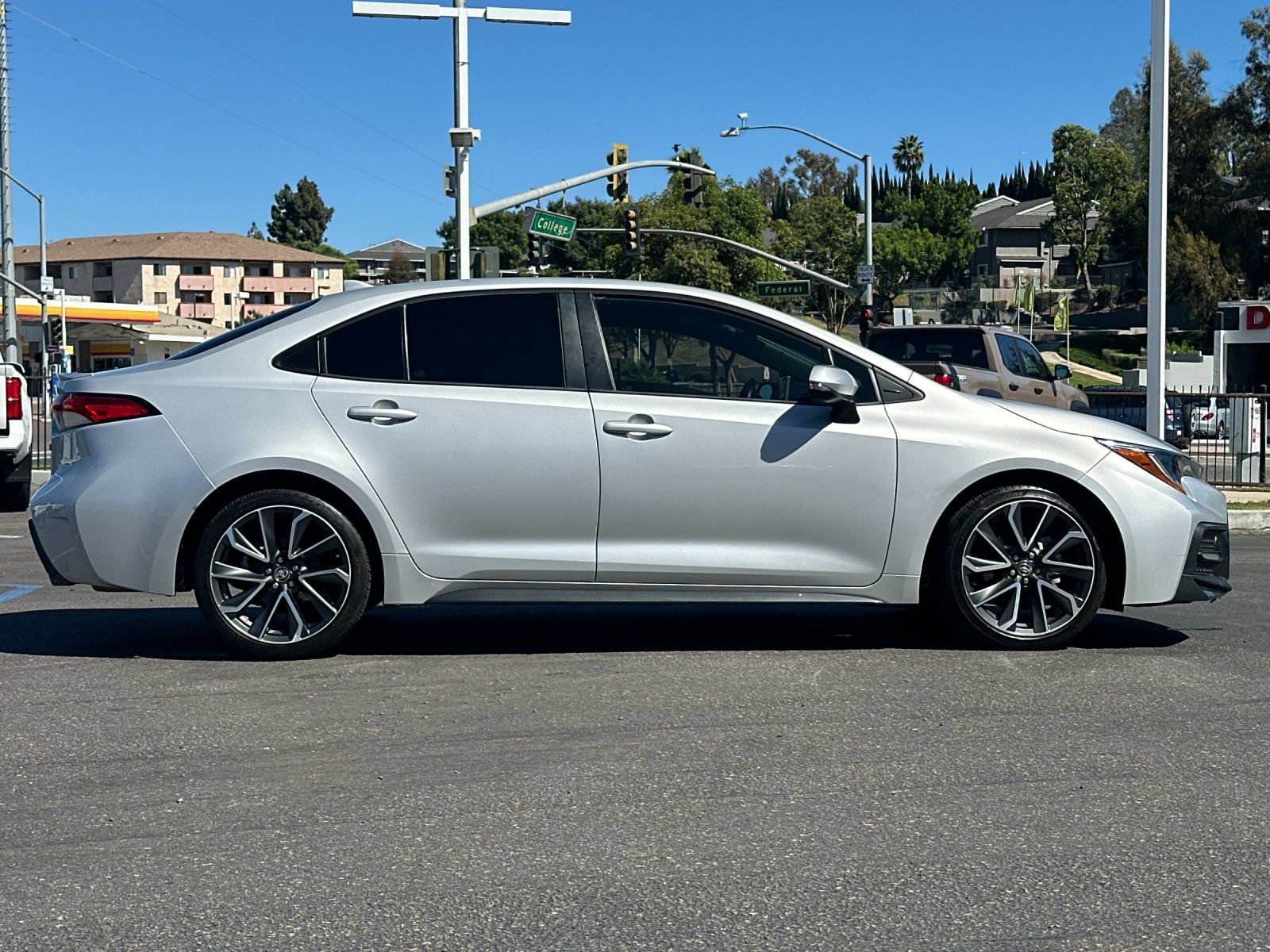 Used 2020 Toyota Corolla SE w/ Carpet Mat Package (TMS) FWD image 6