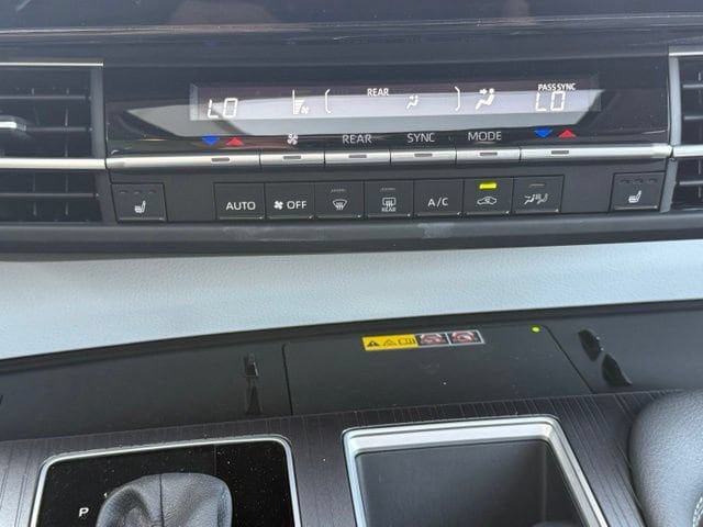 Used 2025 Toyota Sienna XLE FWD image 33