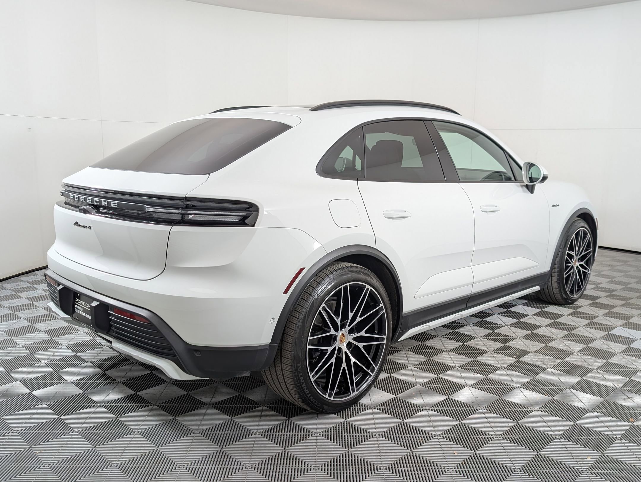 Used 2025 Porsche Macan 4 Electric image 10