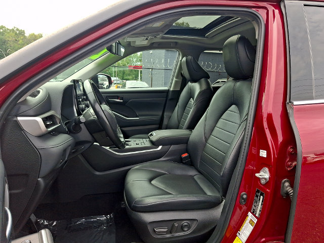 Used 2022 Toyota Highlander XLE AWD/4WD image 9