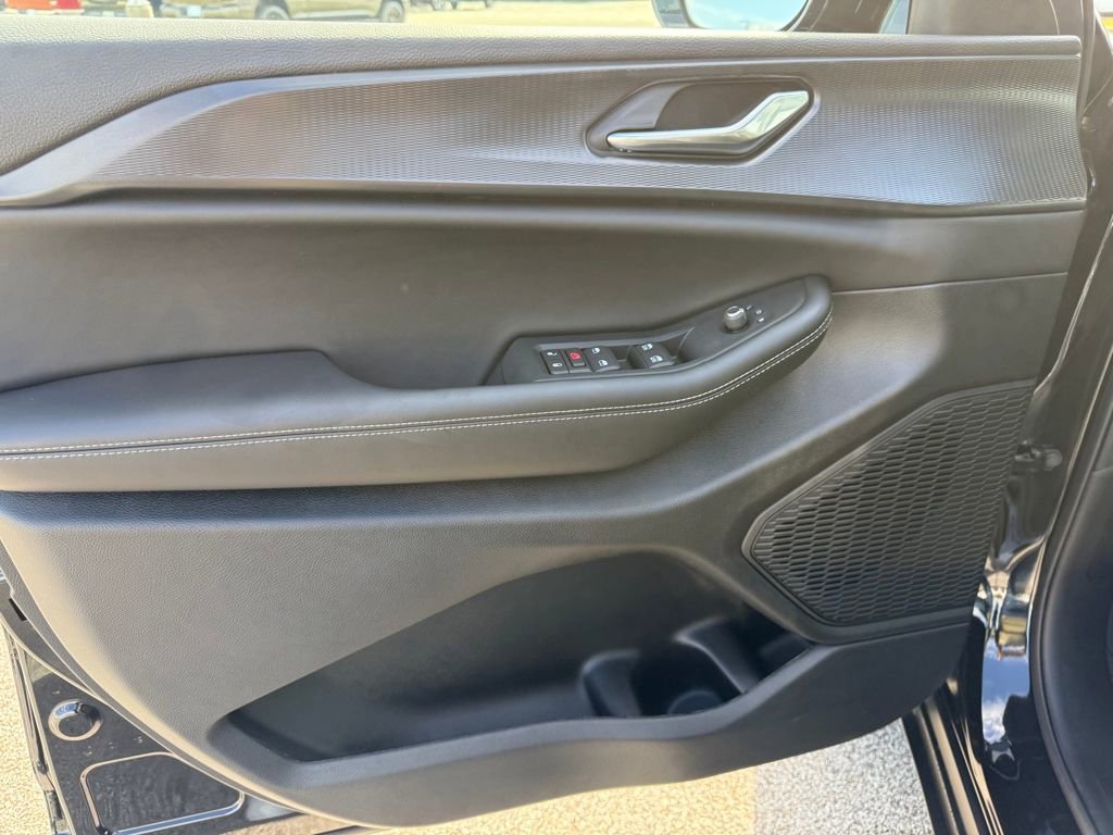 New 2025 Jeep Grand Cherokee Altitude image 10