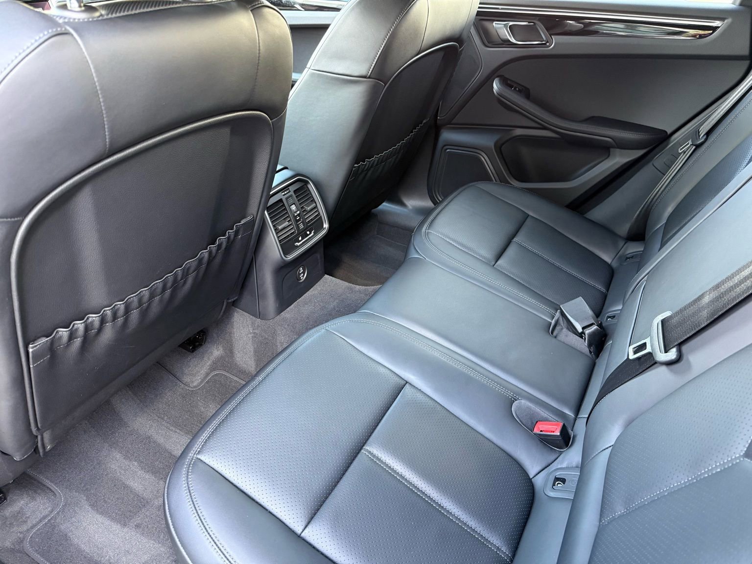 Used 2025 Porsche Macan AWD/4WD image 31