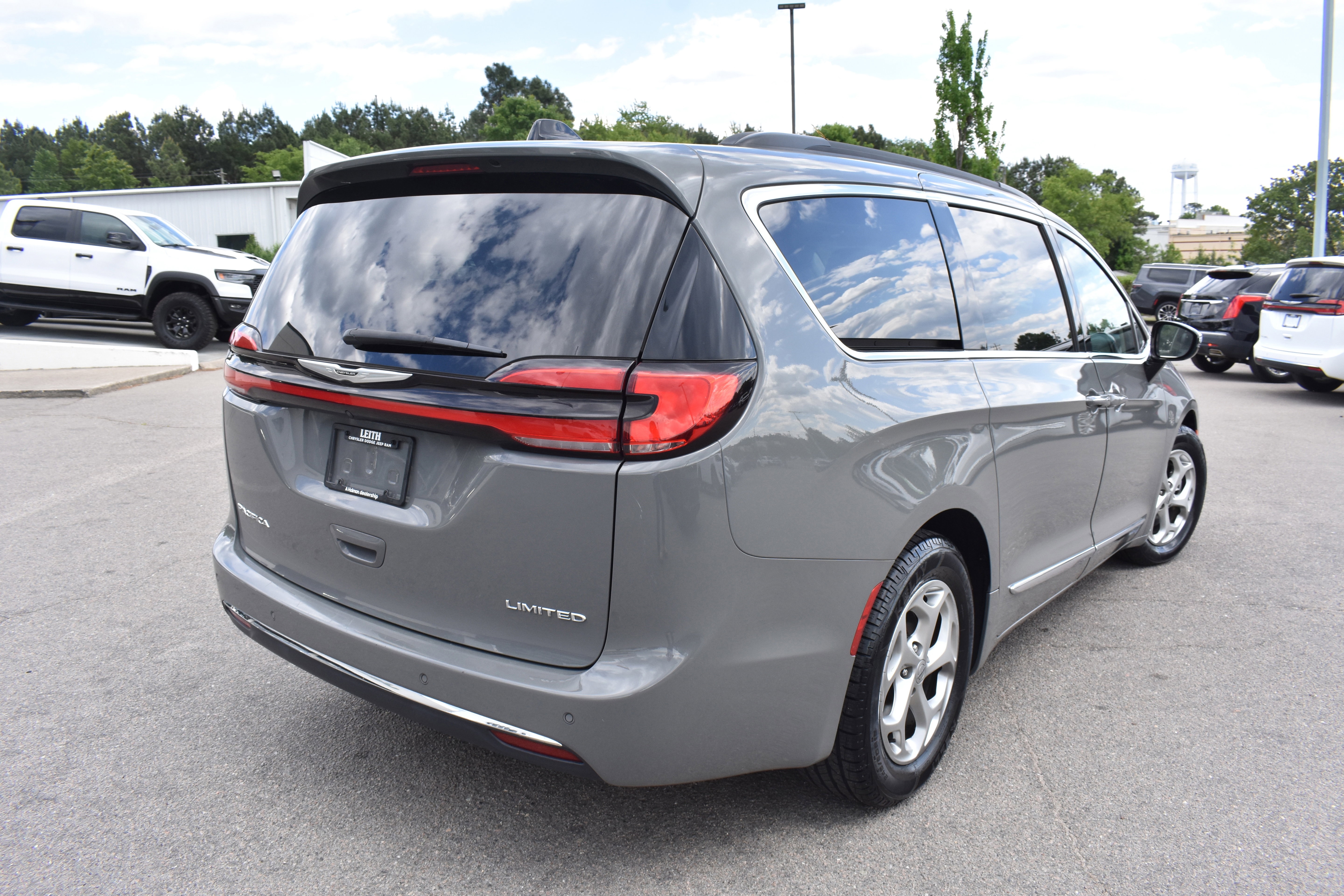 Used 2023 Chrysler Pacifica Limited FWD image 9