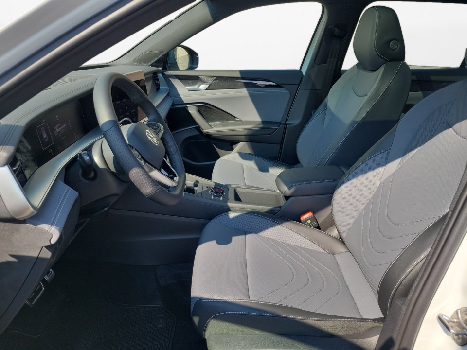 New 2026 Volkswagen Tiguan SE R-Line FWD image 9