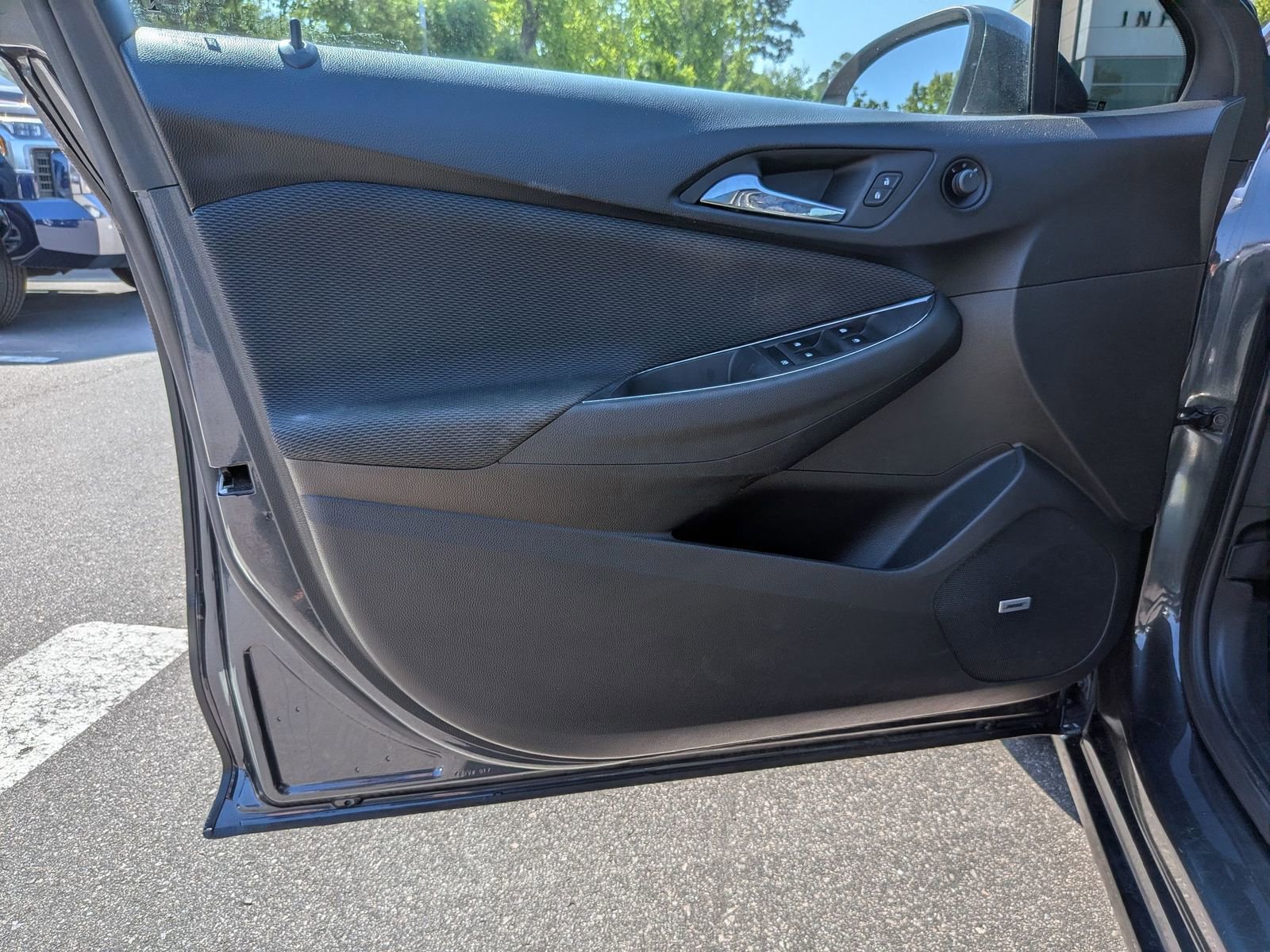 Used 2017 Chevrolet Cruze LT w/ Sun And Sound Package FWD image 12