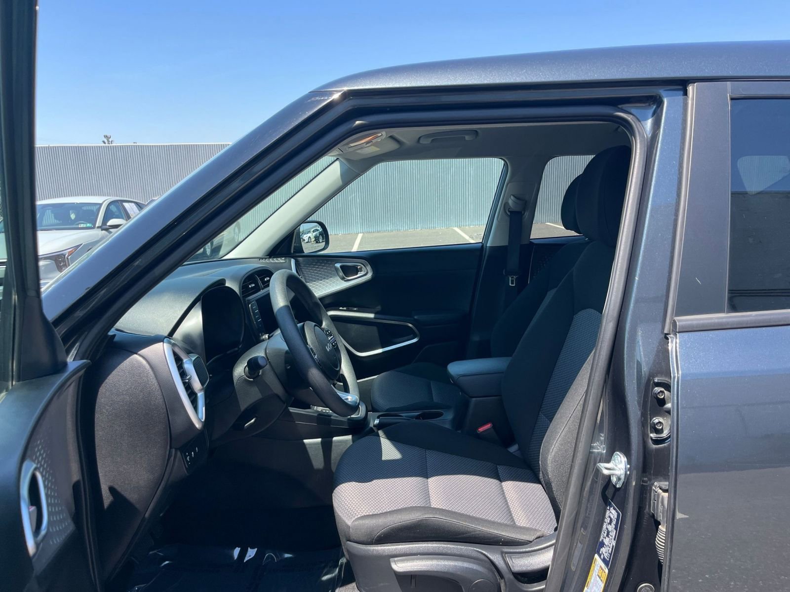 Used 2025 Kia Soul LX w/ LX Technology Package FWD image 24