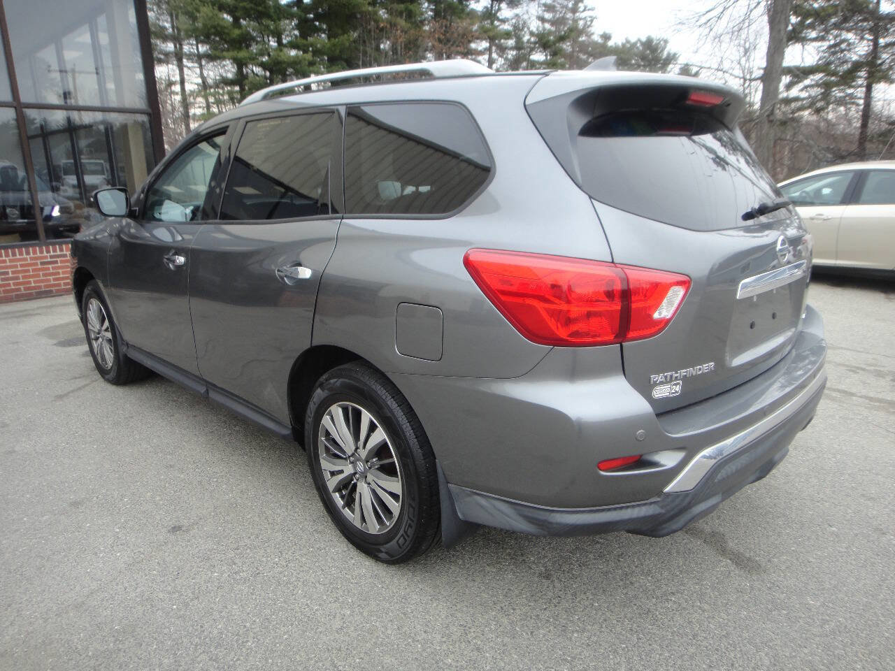 Used 2019 Nissan Pathfinder S image 6