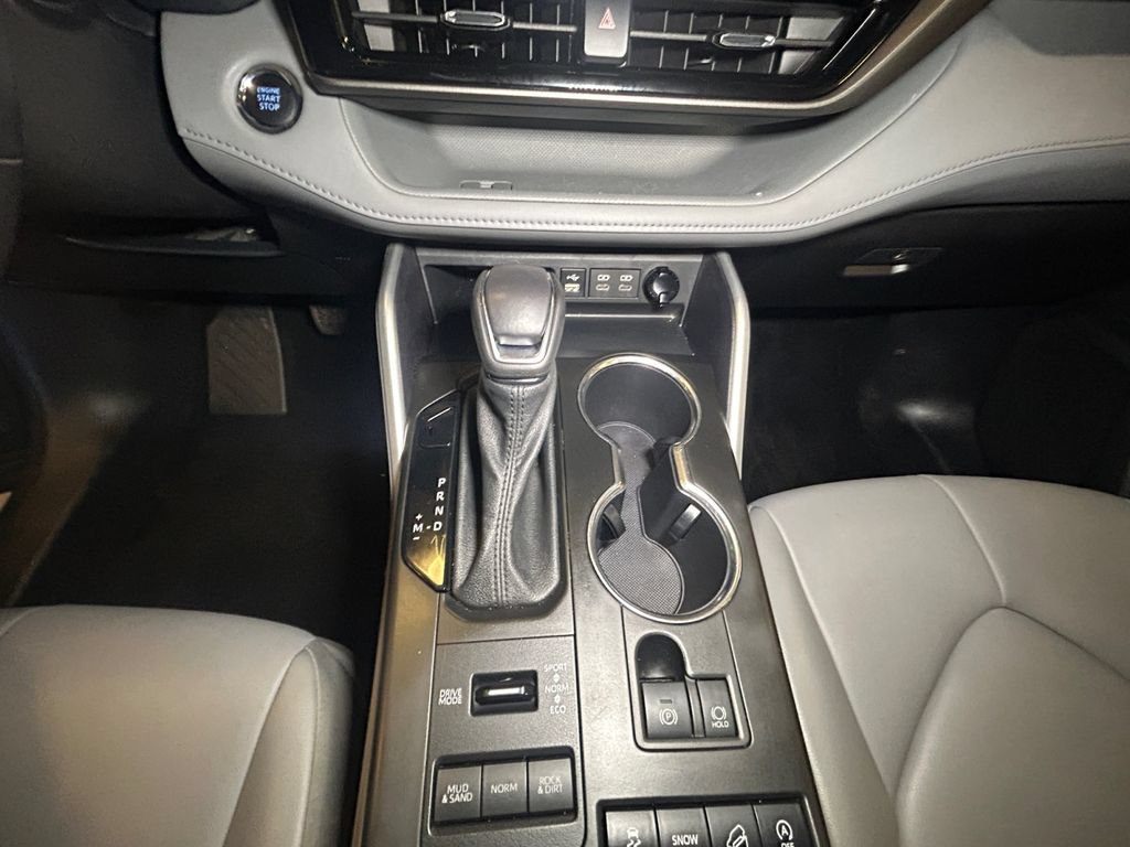 Used 2022 Toyota Highlander XLE AWD/4WD image 11