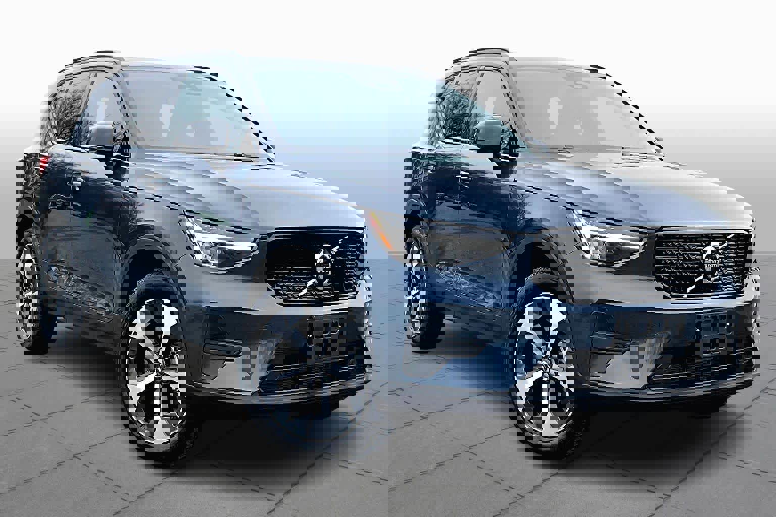 Used 2026 Volvo XC40 B5 Core w/ Climate Package image 3