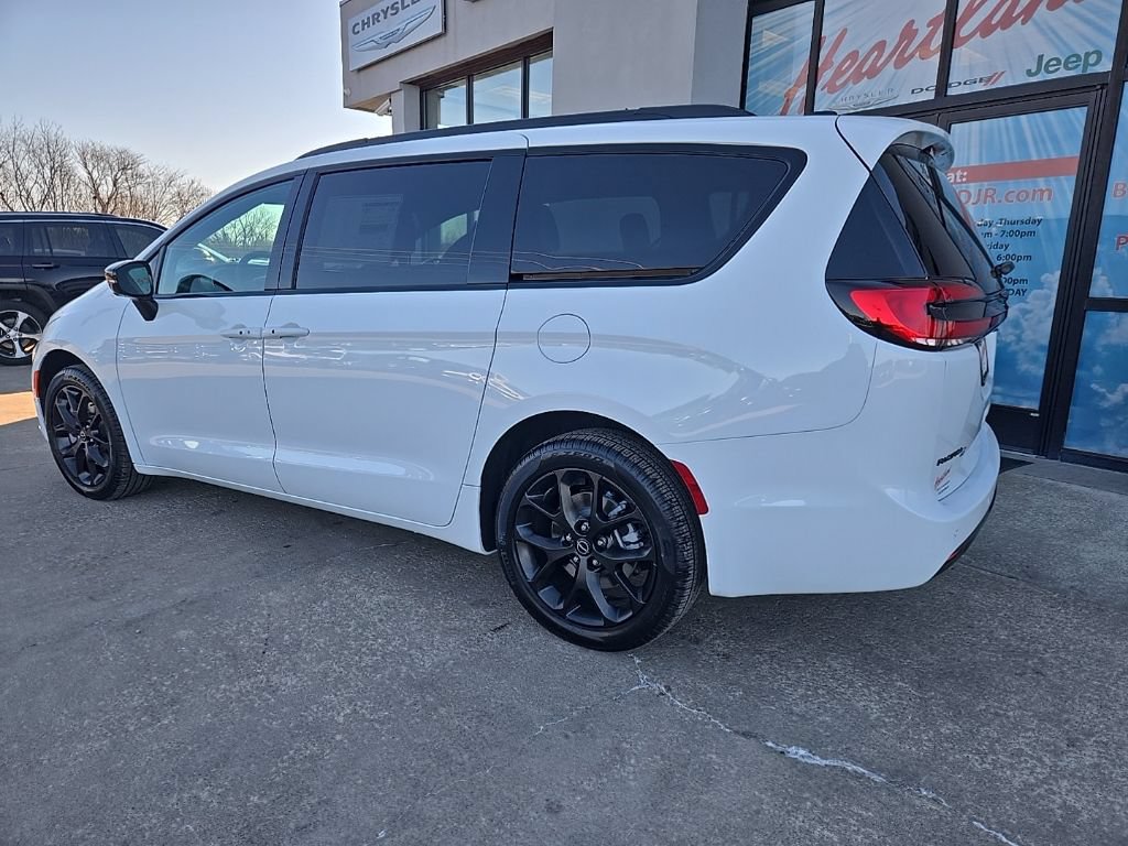 New 2026 Chrysler Pacifica Select w/ S Appearance Package AWD/4WD image 6