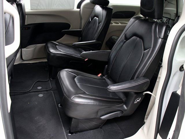 Used 2024 Chrysler Pacifica Touring-L image 11