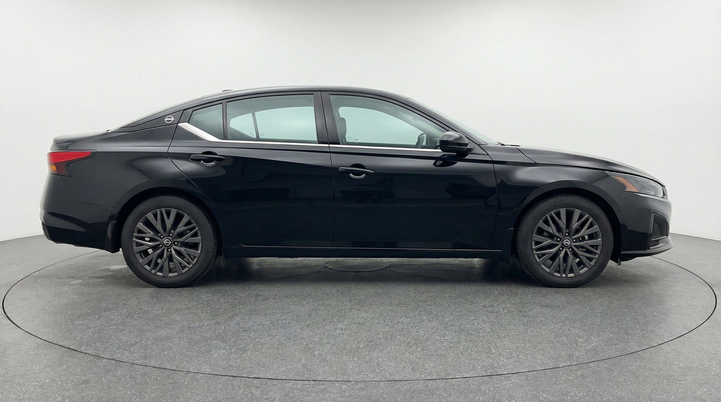 Used 2025 Nissan Altima 2.5 SV FWD image 11
