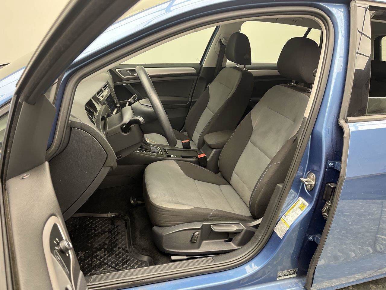 Used 2015 Volkswagen e-Golf Limited Edition FWD image 8