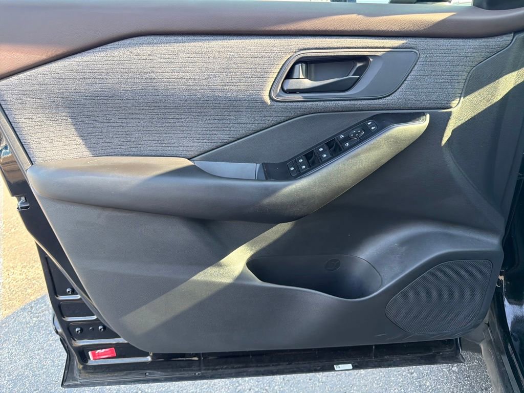 Used 2023 Nissan Rogue S image 11