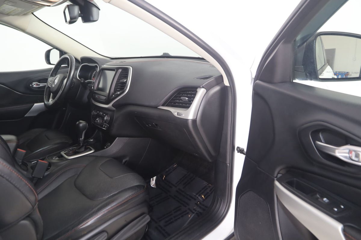 Used 2017 Jeep Cherokee Trailhawk AWD/4WD image 37