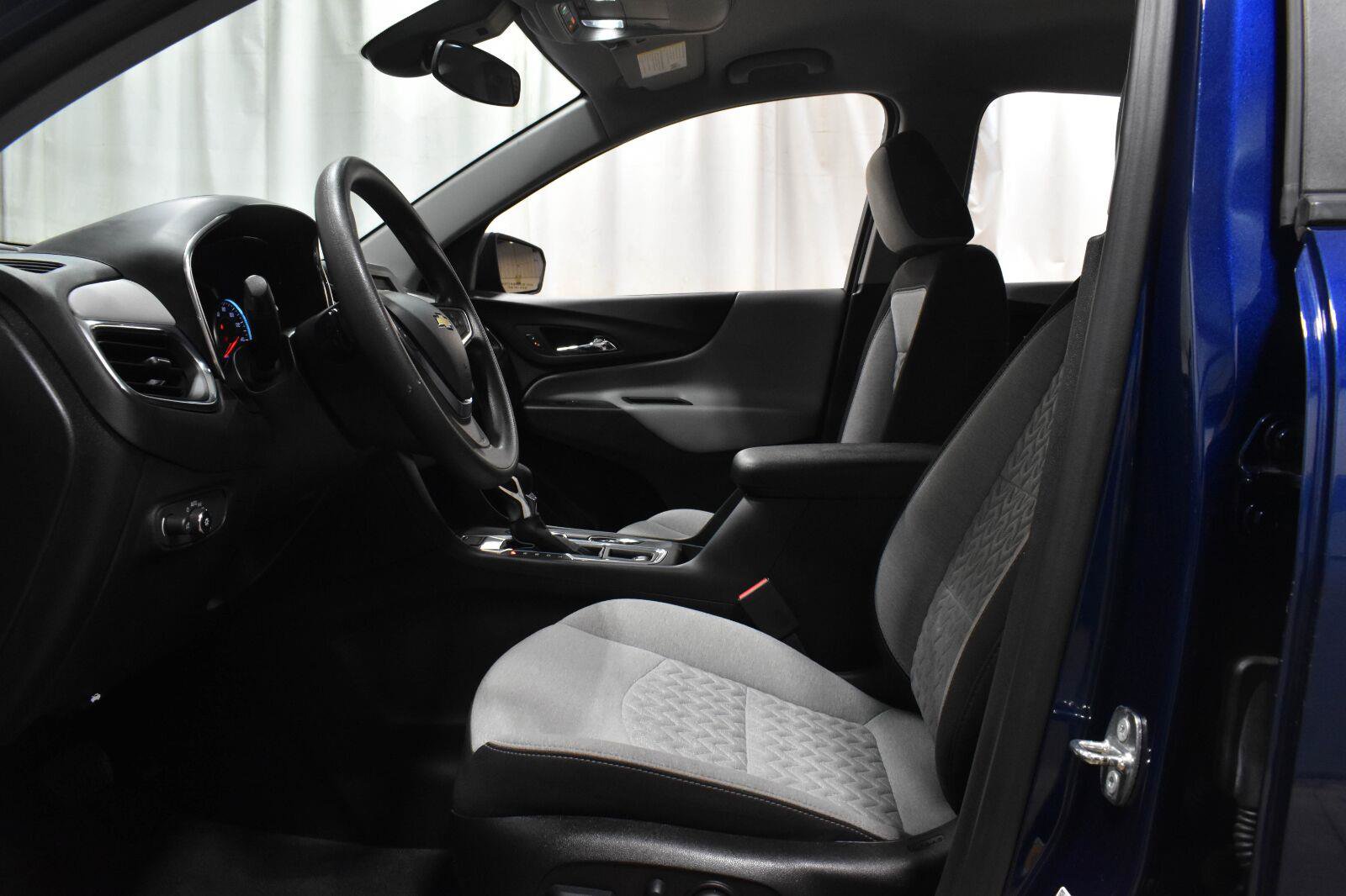 Used 2023 Chevrolet Equinox LS w/ LS Convenience Package AWD/4WD image 3