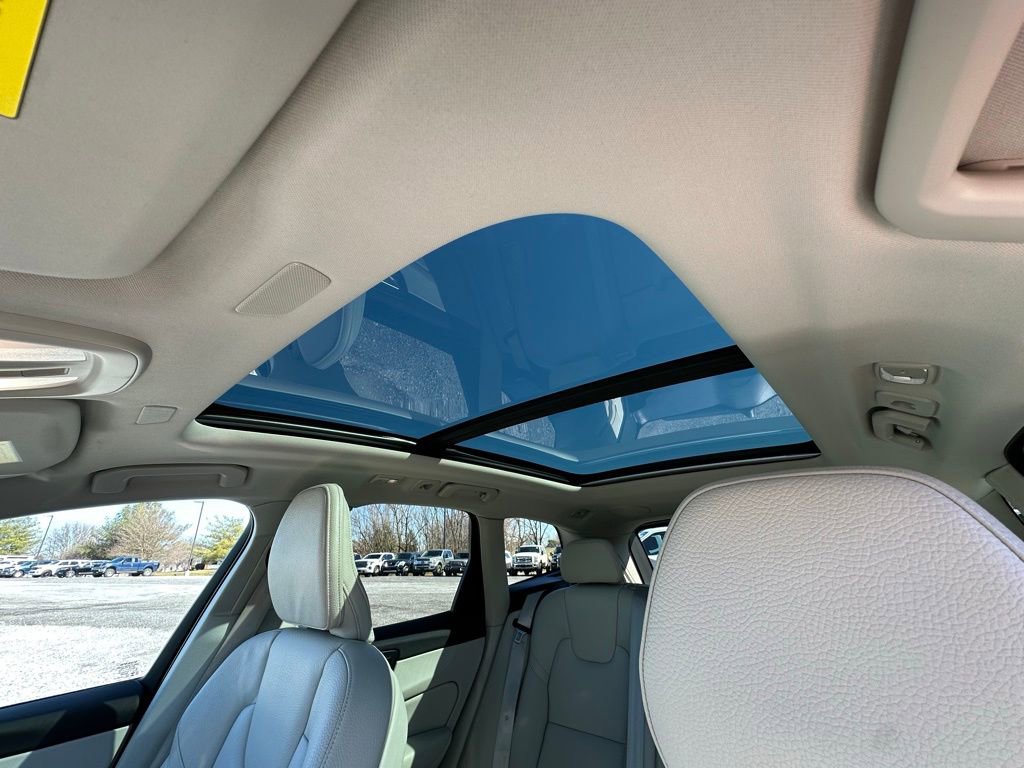 Used 2023 Volvo XC60 B5 Plus w/ Protection Package Premier image 3