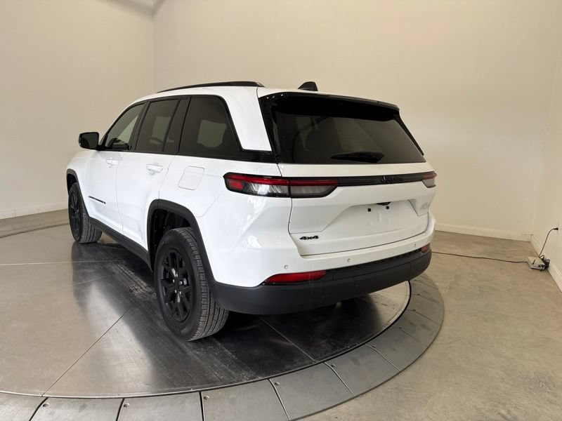 Used 2025 Jeep Grand Cherokee Altitude AWD/4WD image 5