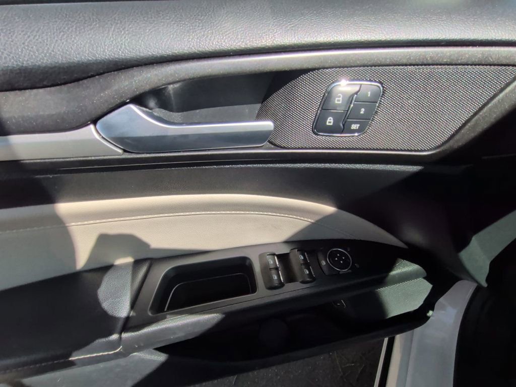 Used 2018 Ford Fusion Titanium FWD image 12