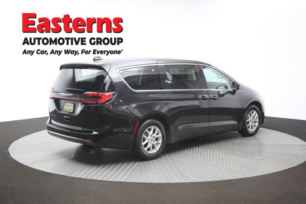 Used 2023 Chrysler Pacifica Touring-L FWD image 43