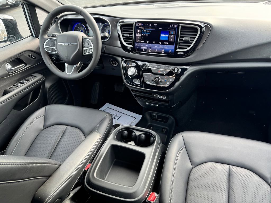 Used 2025 Chrysler Pacifica Select image 12