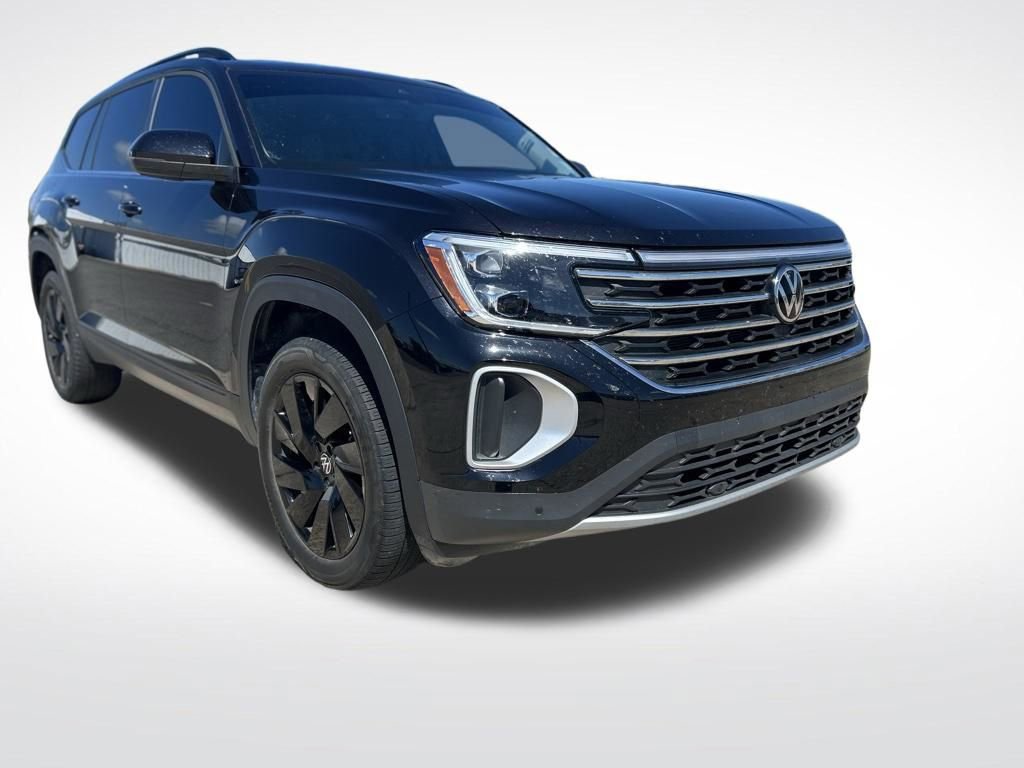 Used 2024 Volkswagen Atlas SE w/ Black Wheel Package