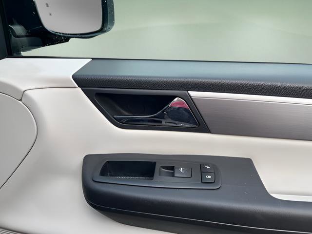 Used 2013 Volkswagen Routan SE image 31