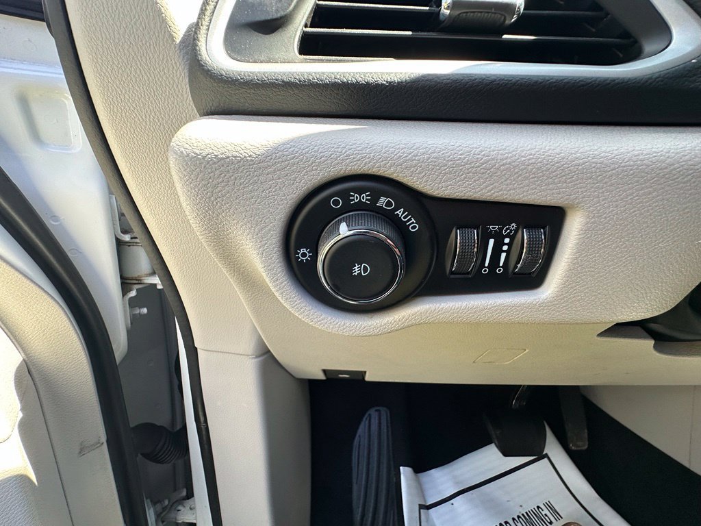 Used 2023 Chrysler Pacifica Touring-L FWD image 15