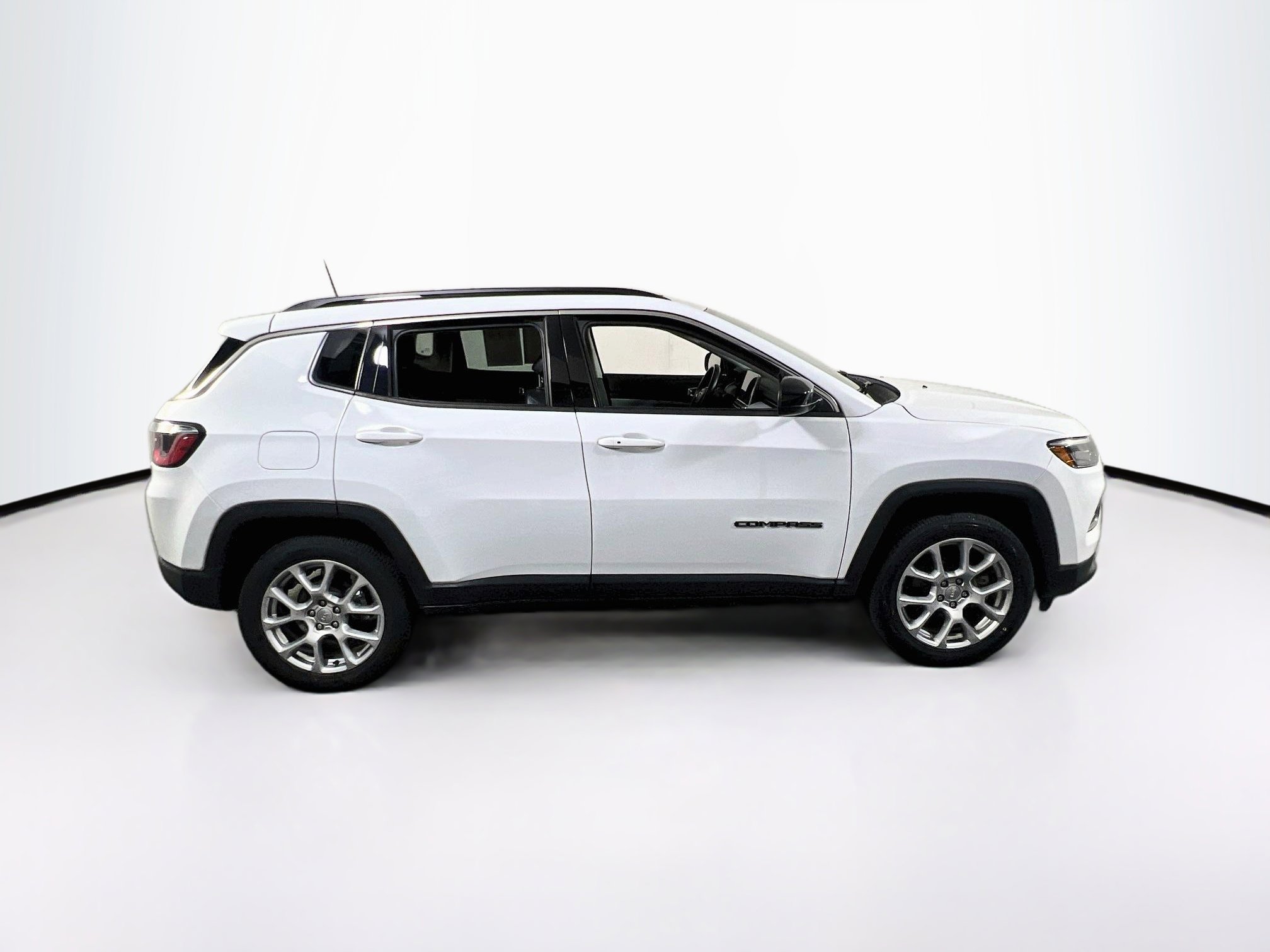Used 2022 Jeep Compass Latitude w/ Sun and Sound Group AWD/4WD image 4