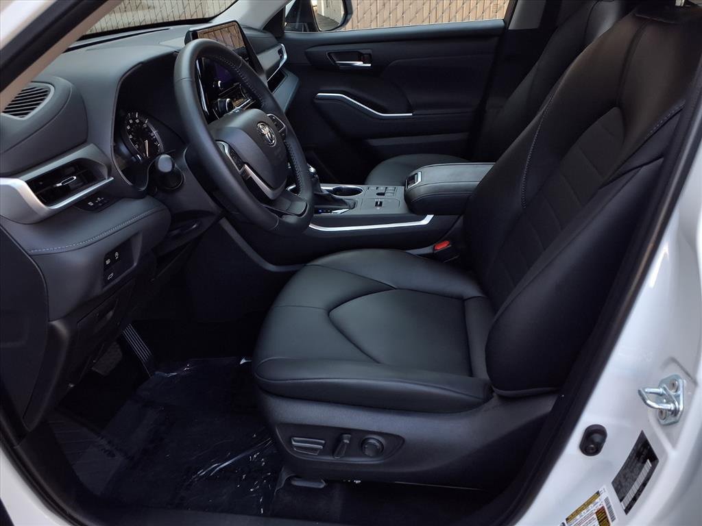 Certified 2025 Toyota Highlander XLE image 17