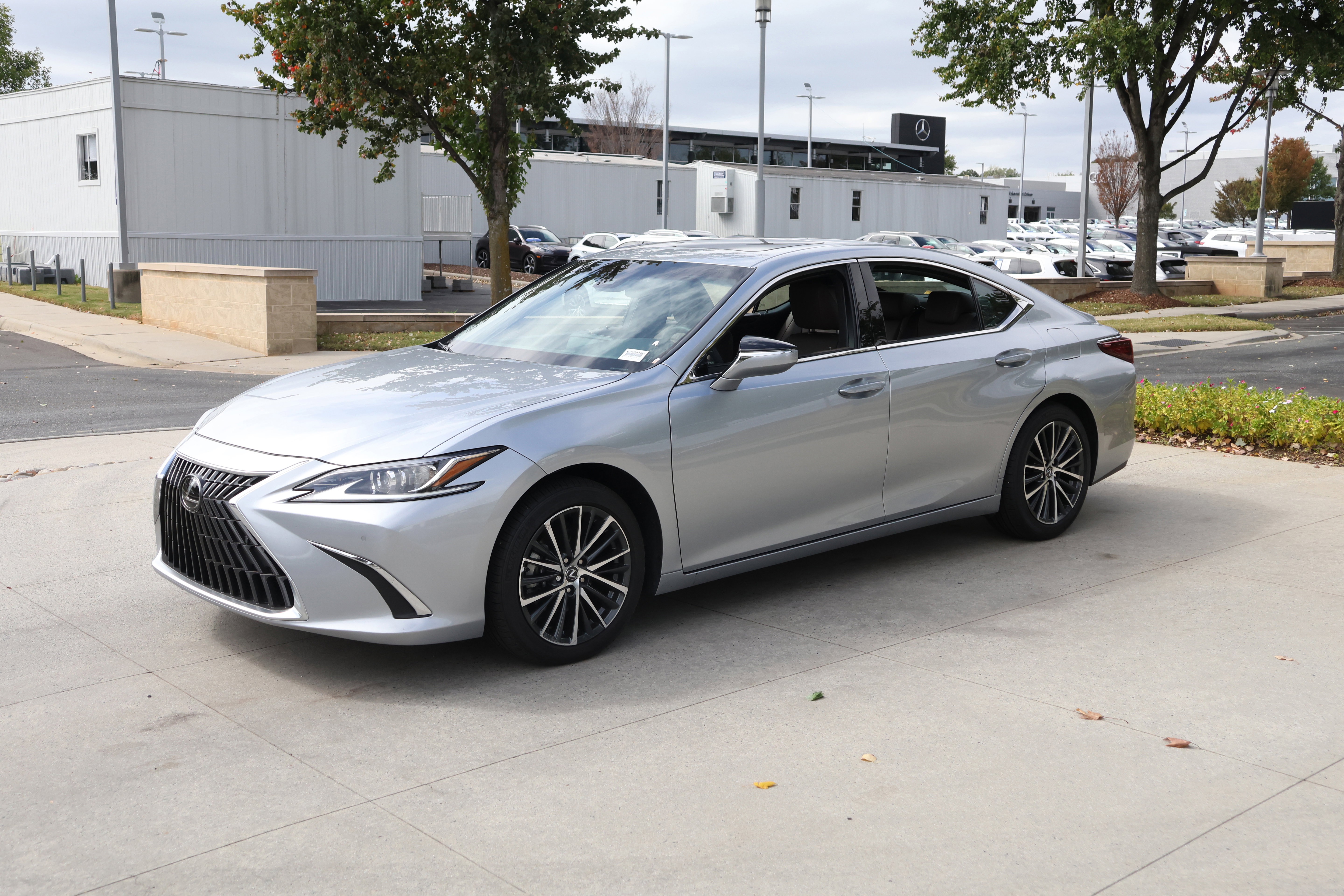 Used 2025 Lexus ES 350 w/ Premium Package image 5
